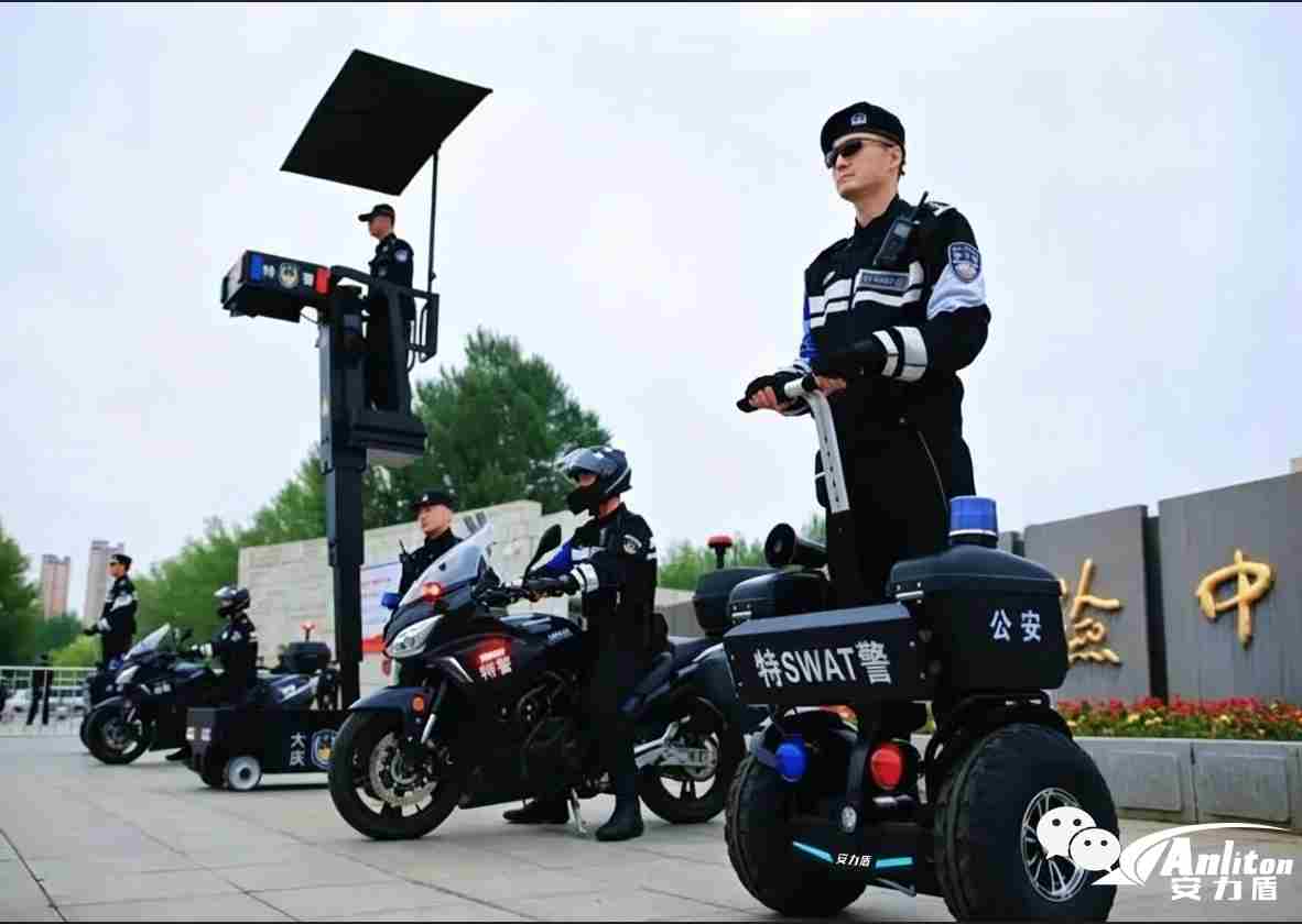 大庆特警警用平衡车高考考点首秀 安力盾智慧巡逻装备破解拥堵路段快速通行难题